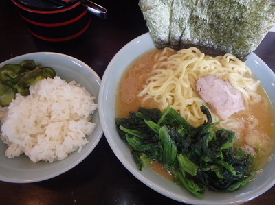 「ほうれん草マシラーメン中(850円)(硬め)、サービスライス」@横浜ラーメン 武蔵家 三鷹店の写真