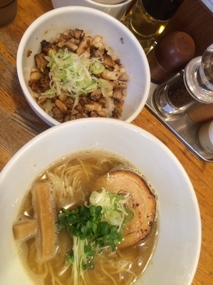「煮干しそば700円+炙りチャーシュー丼280円」@煮干しそば 虎愼の写真