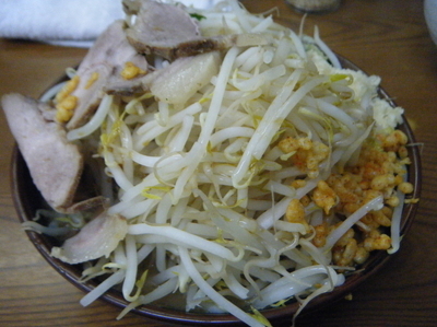 「家郎ラーメン・ﾔｻｲﾏｼﾆﾝﾆｸﾏｼﾏｼｶﾗｱｹﾞ800円」@横浜家系 龍 福島店の写真