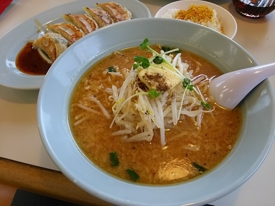 「みそバター　＋ライス：無料　＋餃子：サービス券」@くるまやラーメン 松本渚店の写真