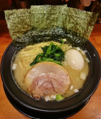 「味玉醤油とんこつラーメン \800」@横浜家系ラーメン武骨家 浅草店の写真