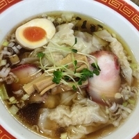 雲呑麺950円、餃子500円