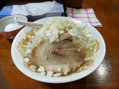 「らーめん730円　タマネギ　あぶら　生卵」@らーめん kaeruの写真