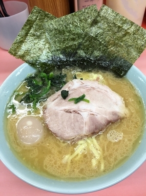 「ラーメン味玉中盛、硬め濃いめ」@千家 根岸店の写真