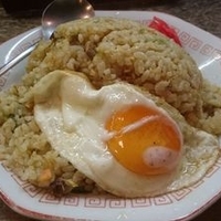 チャーハン大盛り目玉焼きのせ