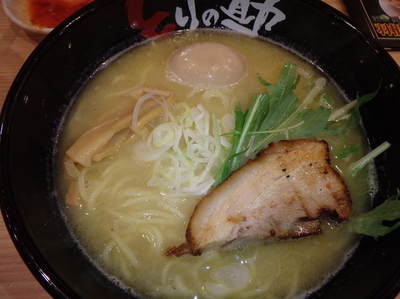 「濃厚鶏そば味玉(842円)、半チャン餃子セット(529円)」@とりの助 八木店の写真