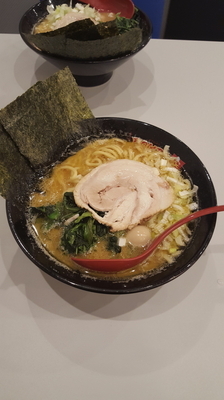 「豚骨醤油らーめん(硬め濃いめ油多め)＋100円ライス」@BOMBA家 藤沢駅南口店の写真