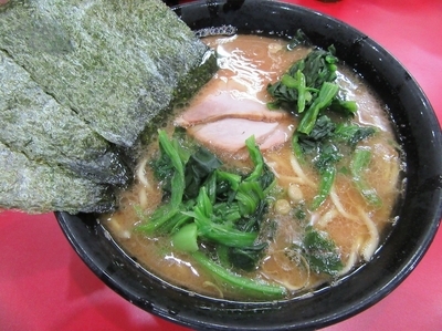 「ラーメン並＋青菜（６７０＋６０＝７３０円）＋餃子」@杉田家 千葉祐光店の写真