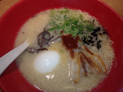 「赤丸新味玉子入り(バリカタ)(880円)、替玉(バリカタ)」@博多 一風堂 富山店の写真