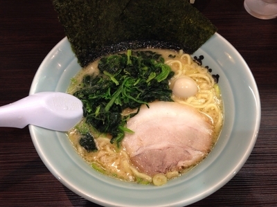 「醤油ラーメン＋ほうれん草 （680円、まくり券利用）」@横浜家系ラーメン 魂心家 青葉台店の写真