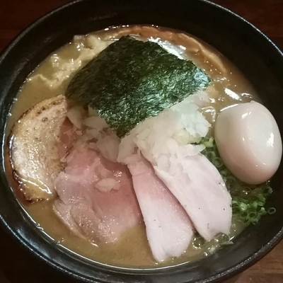 「味玉濃厚魚介豚骨らーめん　８５０円＋クーポンチャーシュー」@麺や 飛来の写真