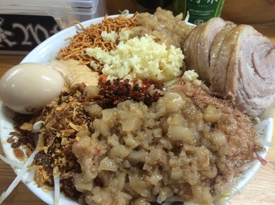 「まぜそば 大盛り 全部増し にんにく脂w チャーシュー煮卵」@ハイマウントの写真