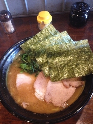 「チャーシュー麺中盛、硬め濃いめ」@家系ラーメン 浮浪雲の写真