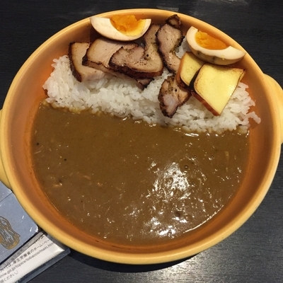 「燻製全部のせカレー[ホット／濃いめ／Ｍ]」@燻製カレー くんかれ 日本橋人形町店の写真