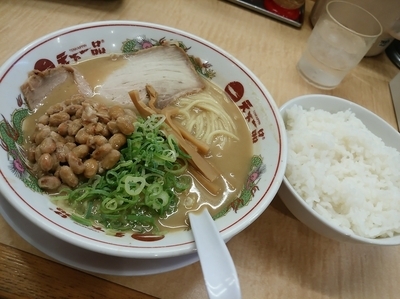 「納豆ラーメン（並・コッテリ・普通麺）824円」@天下一品 三郷店の写真
