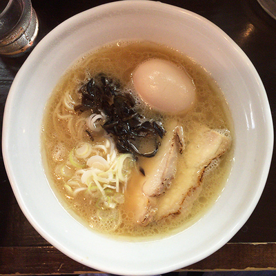 「土佐鴨白湯らーめん＋味玉」@づゅる麺 池田の写真