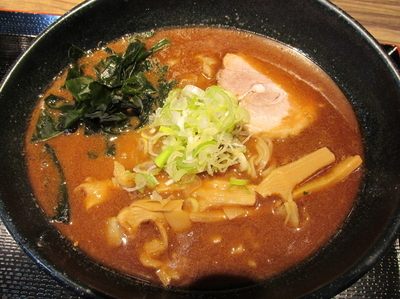 「黒ラーメン（味噌/平　「842円」」@麺屋 稀水 浦和大門店の写真