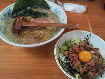 「ラーメン（550円）+チャーシュー丼（300円）」@とんこつラーメン ありんこの写真