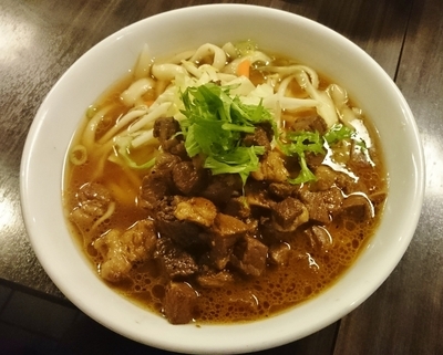 「角切り煮込み牛肉刀削麺 \870」@台湾料理 小星星 八丁堀店の写真
