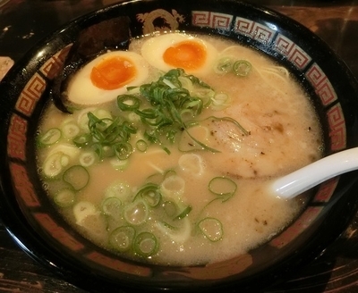 「あっさり豚骨　半熟味玉子入り」@ららら らーめん 佐賀駅北口店の写真