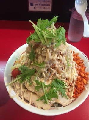 「冷やし中華、ヤサイ、ニンニク、アブラ、辛揚げ、ガリマヨ」@千里眼の写真