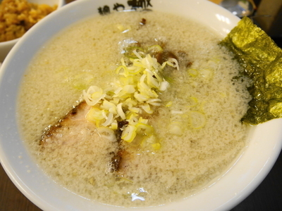 「らーめん 平打ち麺＋サービス肉めし」@麺や 極 日本橋箱崎町店の写真