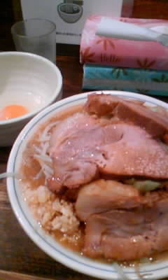 「らｰめん(演説以外全部)700円+豚210円+生卵50円」@らーめん梵’s BONES北浦和本店の写真