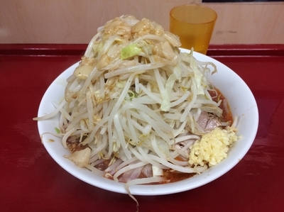 「辛ラーメン ニンニク少なめ あと全マシ 750円」@らーめん 武丸の写真