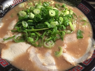 「とんこつラーメン(硬め/普通/ネギ多め)＋替え玉」@無鉄砲 東京中野店の写真