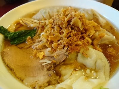 「モチモチわんたん麺+揚げ玉葱」@らーめん寺子屋久我の写真