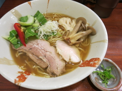 「醤油麹鰯節茸らーめん　10周年記念限定の先頭待ちで何と無料！」@旬麺しろ八の写真