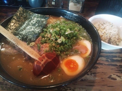 「Y'sラーメン（850円）+大盛り（150円）+サービス焼飯」@Y's Dining Barの写真