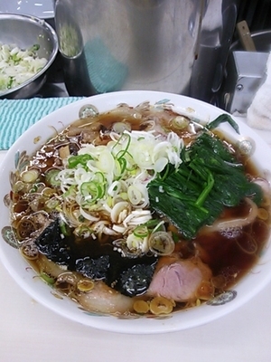「チャーシュー麺(大盛、ネギ、ほうれん草トッピング)」@青島食堂 秋葉原店の写真