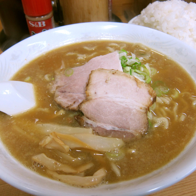 「こく煮干し（中太麺） 700円 + 無料ライス」@長尾中華そば 青森駅前店の写真