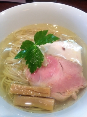 「比内地鶏とシャモロックの塩ラーメン」@らぁめん サンドの写真