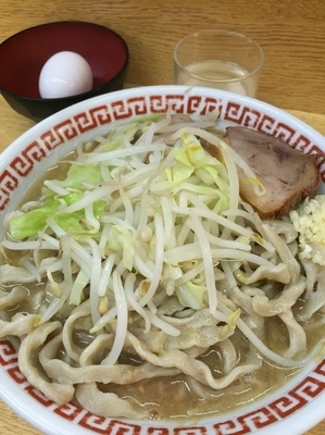 「小ラーメン野菜少なめニンニク少し生たまご」@ラーメン二郎 環七新新代田店の写真