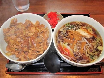 「豚丼　500円（ランチ）と半ラーメン　300円」@中華ダイニング いい田の写真
