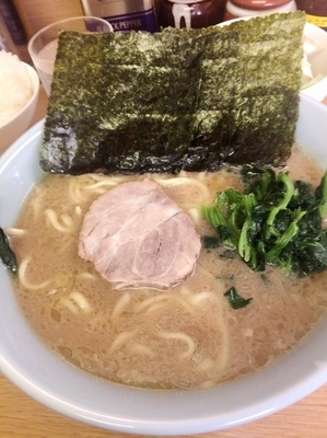 「ラーメン中盛780円、ライスキャベチャセット120円、硬め濃いめ」@家系ラーメン 湘南 栄家の写真