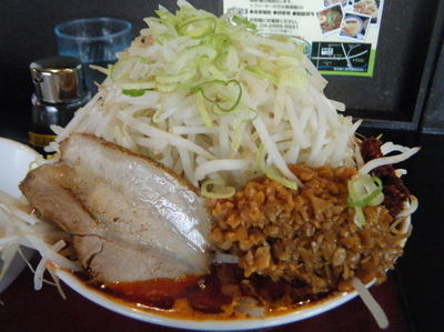 「辛富士・ﾔｻｲﾏｼﾆﾝﾆｸﾏｼ（醤油）850円」@優勝軒 入間店の写真