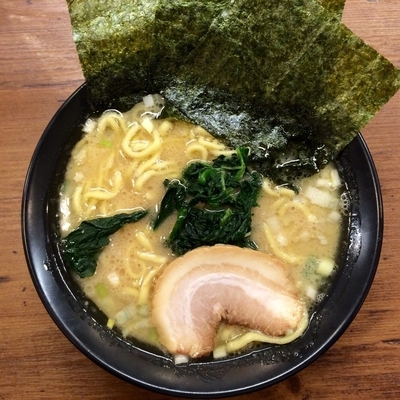 「豚骨醤油ラーメン（カタメ）690円」@横浜家系ラーメン 武骨家 鶴見西口店の写真