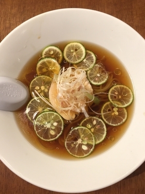 「すだち薫る吟醸冷やし醤油らーめん」@らーめん餃子専門店 まんねん 心斎橋店の写真