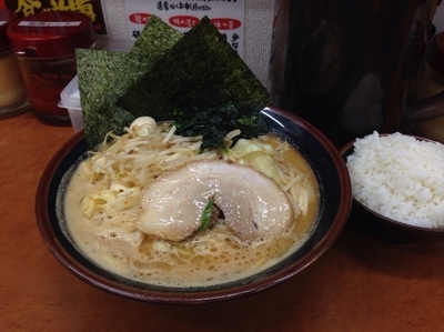 「天空丸の味噌ラーメン（大）＋ライス食べ放題  850円＋50円」@横浜家系ラーメン 天空丸の写真