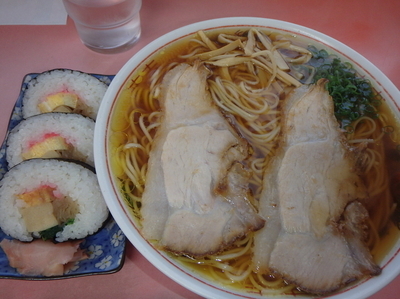 「中華そば中(550円)(カタ)、巻き寿司(150円)」@中華そば しだはらの写真