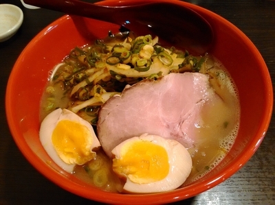 「スパイシーネギ盛りラーメン」@麺や偶 もとなり 牧港店の写真