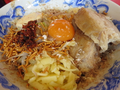 「まぜそば　アブラ以外全増しで豚780円」@ジャンプの写真