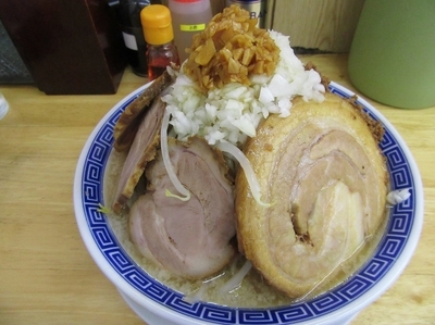 「ふじ麺＋麺増し＋小豚＋ロールチャーシュー（１２００円）」@勝神角ふじの写真