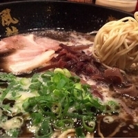 黒マー油とんこつラーメン(600円)