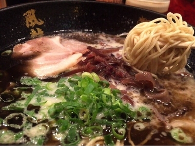 「黒マー油とんこつラーメン(600円)」@博多風龍 大久保店の写真