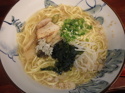 「くれ星麺(550円)、唐揚げセット(+220円)(瀬戸の藻塩」@くれ星製麺屋の写真