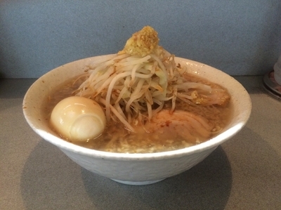 「豚入りラーメン＋味付玉子＋ニンニク、油、味濃いめ」@ラーメン 虎ノ門店の写真